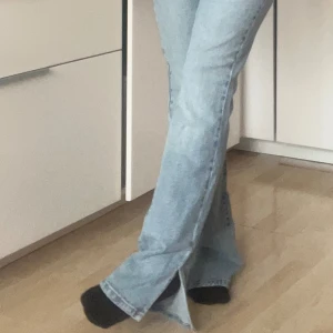 Raka jeans med slits - Raka jeans med slits. Från Veromoda str 27 i midja och längd 32. Dom är långa på mig, är 155cm. Använd enstaka gång, kommer inte till användning 🩵