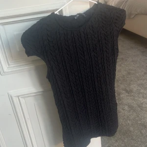 Topp - Säljer denna sjukt snygga topp från zara som är helt oanvänd!! Tyvärr har jag tagit bort lappen men har aldrig använt den, fick den i present🥰 den är i storlek s