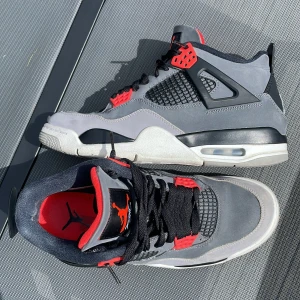 Air Jordan 4 Infrared - Storlek EU-42.5   US-9   UK-8 Använda som sommarsko. Köpta i fysisk nike butik. Medkommer kvitto och skolåda. Säljer billigt pga. Litet märke längst fram på vänster sko.