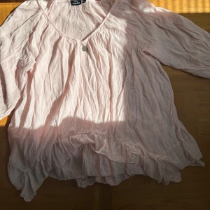 Snygg tröja/klänning - Skit fin tröja/klännig, man kan använda den för båda 