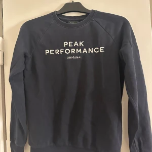 Sweatshirt  - Sweatshirt från peak performance. Storlek 160 men passar mig som är XS. Fint skick, inget att anmärka på. 