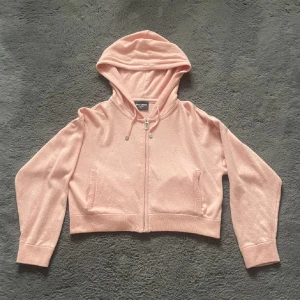 Juicy couture  - Säljer mitt rosa juicy couture set i xs. Mixat material 70% ull och 30% viskos. Sparsamt användt och i mucket bra skick. Säljer pga inte kommer till användning. Pris kan diskuteras. Köpare står för frakt.