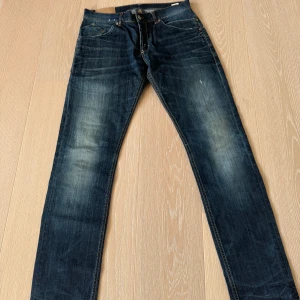Dondup jeans - Säljer nu dem här populära och snygga dondup jeansen i modellen George Hör av er för frågor eller funderingar  Storlek 34 men sitter me som 32