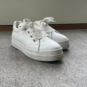 Skor - Snygga Gant skor för bra pris! Ser oanvända ut generellt men nära så finns lite defekt på hälarna (se bild 3) derför nedsatt pris!💞 Nypris: 1699kr 