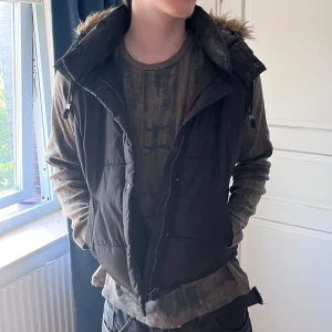 snygg jacka vest - sjukt snygg puffer väst med pälsluva ❗️lite chill vibes 🤩🤩🤩 ‼️ PRIS KAN DISKUTERAS ‼️ skriv för frågor/fler bilder 🫶🏻🫶🏻