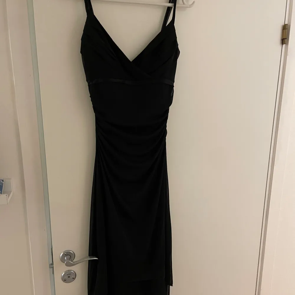 En jättefin svart klänning som jag säljer pga att den inte används, köparen står för frakt och pris kan diskuteras🤍den är i stretchigt material. Klänningar.