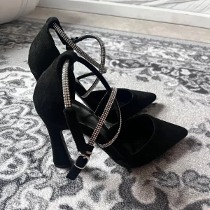 Klackar  - Höga svarta klackar, Aldrig använda <3