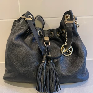 Michael Kors väska - Säljer min fina väska från michael kors! Mycket fint skick, sparsamt använt. Finns inget kvitto men den är köpt på NK 2015.