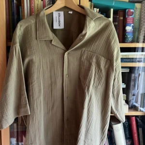 Skjorta  - Ej använd   XL