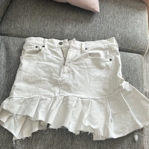 Vit jeanskjol - Super snygg jeans kjol som tyvärr inte kommer till användning, om ni har fler frågor är det bara att kontakta mig!❤️