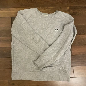 Avenue tröja - Säljer min rätt ruttna tröja,  Den har inga deffekter och är inte bokstavligen rutten men inte riktigt min smak längre  På nått jävla vänster är nypriset 1500 men fattar själv att jag inte kan sälja den för de. Priset är inte hugget i sten