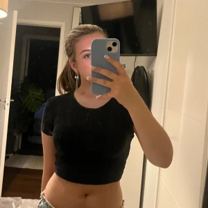 Kroppad t - shirt - Väldigt kroppad t-shirt från zara i tjockt material.