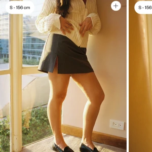 Must Have Mini Skirt Grey - Grå minikjol från Djerf Avenue 🩶 Perfekt för alla occasions, kan både dress up och dress down 🪩Double lining med svart tyg 💿A-line kjol med gömd dragkejda i sidan 💫Utmärkt skick! Nypris: 949kr 