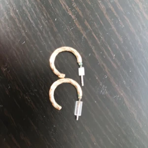 Örhenge  - Smånringar super fina inte andvända mycket passr till allt.