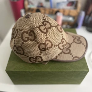 Gucci keps herr - Storlek: L  Är i bra skick Är äkta och har haft den i 4 månader.  Kan diskutera pris vid snabbköp. Får kvitto och box. 