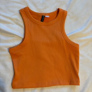 Snygg topp - Så fin orange crop top! Säljer då den inte kommer till användning, endast använd en gång, storlek M🫶🏼