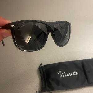 Rayban liknande solglasögon  - Säljer ett par solglasögon från Marceti. Det är helt oanvända 10/10 skick. Skriv om ni har mer frågor