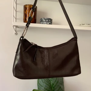 Vintage brun väska - Liten väska i skinn med ringdetaljer i silver, rymmer det mest nödvändiga! 👜
