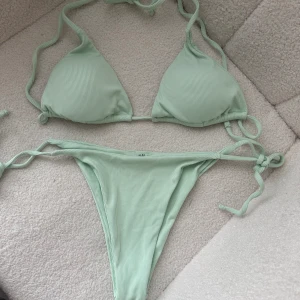 Bikini - Jättefin bikini i en mint grön färg. Aldrig använd.  Står storlek L men skulle säga att den passar mer en M