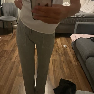 Juicy byxor - Säljer mina gråa juicy byxor då de ej kommer till användning längre💕