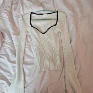 Vit tröja från HM - En vit tröja köpt här på plick men är från H&M. Jag har inte användt den så mycket då jag har flera liknande. Är i funt skick💕 Tror inte den säljs längre💛