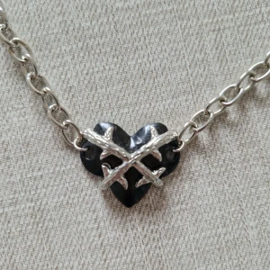 Halsband - Fint alternativt halsband med hjärthänge som inte kommer till användning