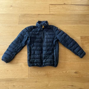 Parajumper jacka - Tjena säljer min parajumper light weight jacka. Ett större hål på baksidan som finns på en av bilderna. Annars fint skick på den passar dig som är mellan 165-175 cm skulle jag säga. Nypris kostar den 4200kr. Skriv vid fler frågor