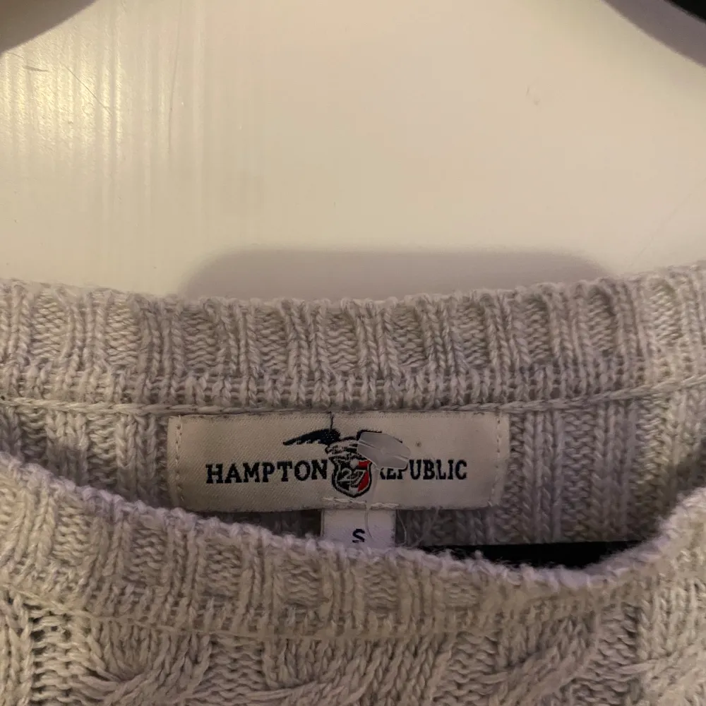 Jättefin grå tröja som är köpt ifrån Kappahl men märket är Hampton republic. Säljer eftersom den inte kommer till användning. Storlek S💗 Bra skick. Stickat.