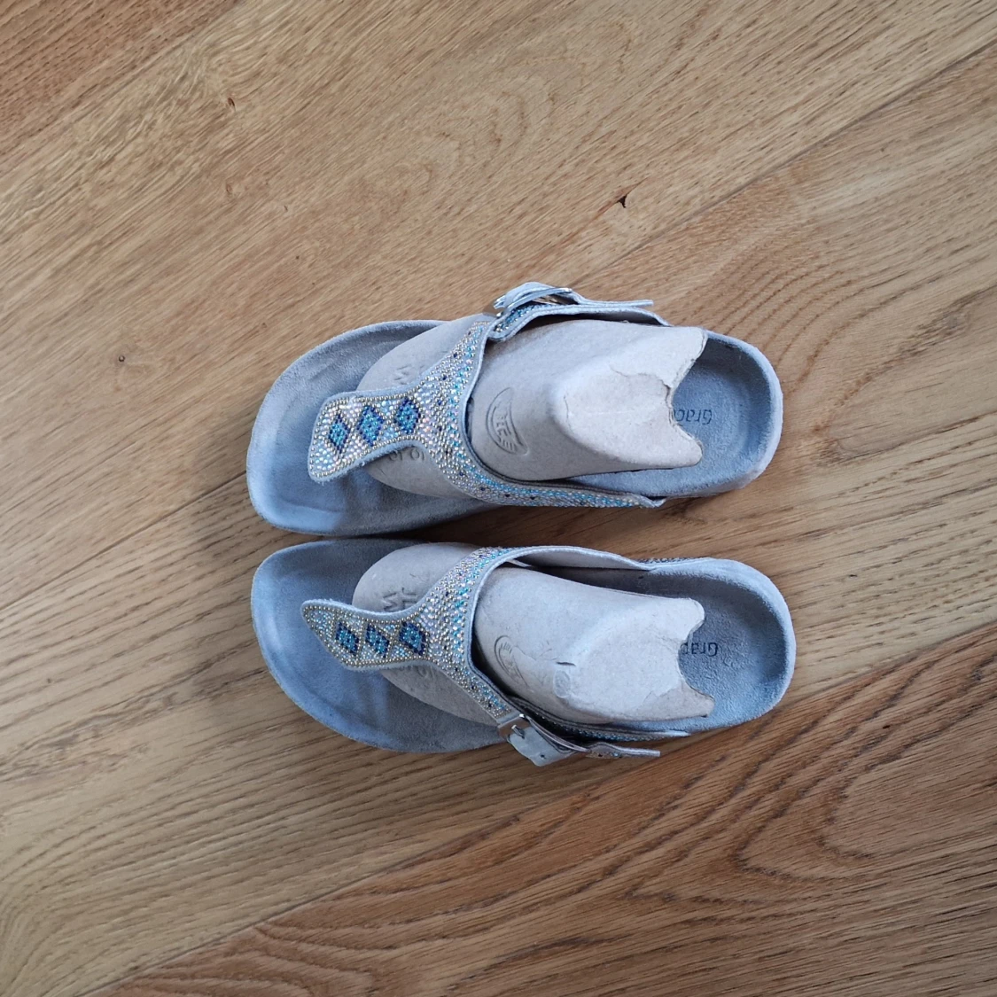 Tåsandaler med pärlor