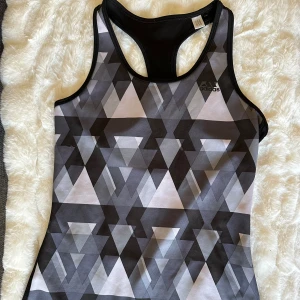 Adidas Techfit - Linne - Adidas techfit linne i mycket bra skick, knappt använd. Linnet är i storlek S/36/38 men tycker personligen att den känns en storlek för stor.  Material: 70% Polyester Recycled, 19% Polyester, 11% Elastan