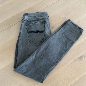 Nudie jeans 34W 34L - Säljer ett par snygga Nudie jeans i fint använt skick. Inga defekter. Stl 34/34. 
