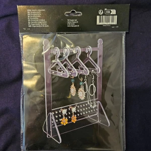 Gullig smyckeshängare  - Helt oöppnad smyckes-organiserare. Har redan en så säljer därför denna