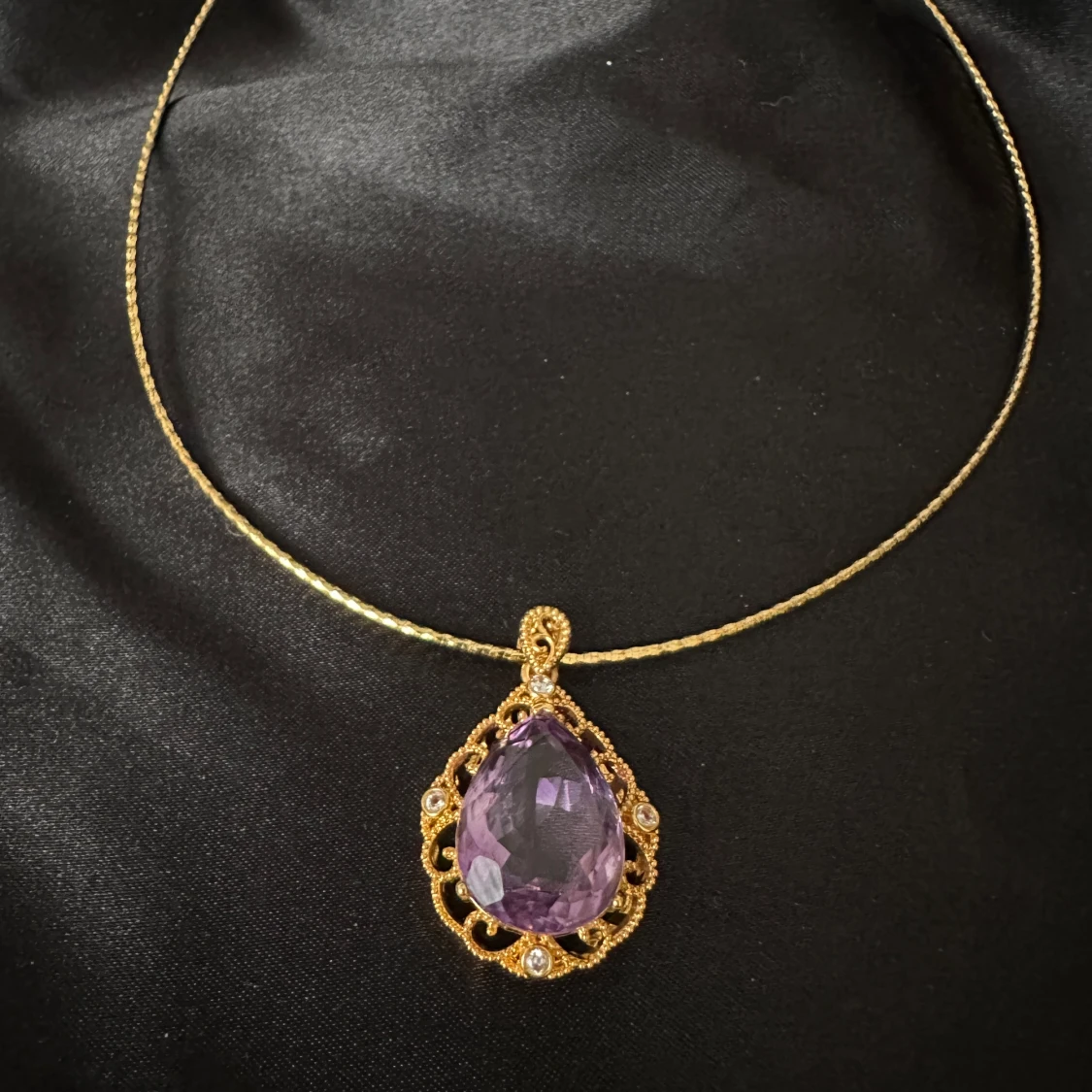 Äkta ametisthänge, inramad i 18k guld - 91