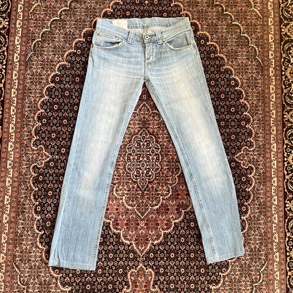 Tja! Säljer nu dessa sjukt snygga och eftertraktade Dondup i modellen george jeans i storlek 28:30. Färgen passar perfekt nu under sommaren. Skicket är 8/10, inga deffekter. Nypris ligger runt 3600 kr. Vid fler frågor/bilder är det bara att skriva!. Jeans & Byxor.