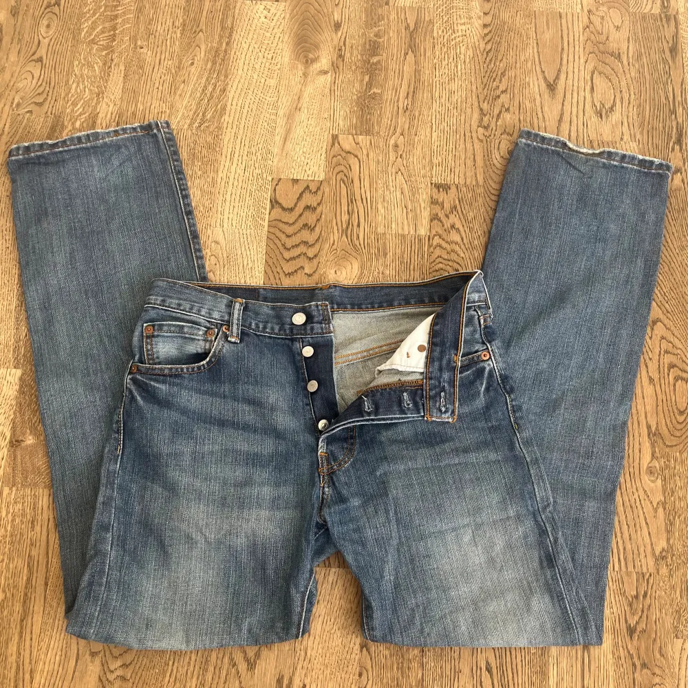 Jeans från Levi’s i modell 501💗 Innerbenslängd: 82 Midjemått: 39. Jeans & Byxor.