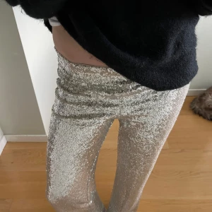 Glittriga byxor - Glittriga byxor från HM! Långa och raka ben 🪩🕺