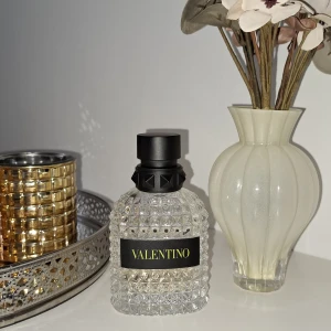 Valentino parfym  - Säljer min valentino parfym, 23/50ml kvar skulle jag säga..förvaras mörkt och kartongen förljer med, hör av er🏝😊😊