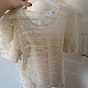 Beige Topp - Säljer denna fina topp från Vila då den inte kommer till användning💕💕Det står M men jag brukar ha S och den sitter bra!