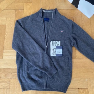 Gant helzip - säljer denna riktigt feta helzip från märket gant. skick 10/10. inga defekter. kvitto och tags finns från NK. nypris ligger på 1700kr, mitt pris 599. skriv för fler frågor eller funderingar. 🤩