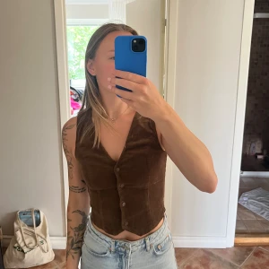 Väst  - Väst från HM i storlek xs. Köparen står för frakten men kan mötas i Kalmar. Fint skick. 