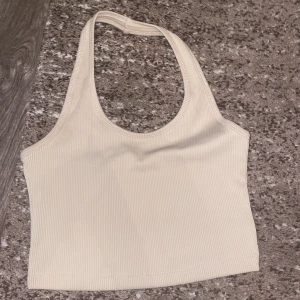 linne - cropped ribbad beige   Kontakta för mer info/fler bilder. Kan postas men köpare står för frakten, kan mötas upp i malmö. 