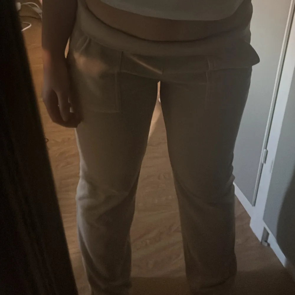 Beige juicy byxor, säljs då de inte är min stil💕 Skriv för frågor, pris kan diskuteras ❤️. Jeans & Byxor.