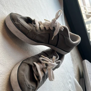 Feta Ralph Lauren skor! - Skick 8/10, lite skrybkliga där fram vilket inte borde synas när man har på sig dem. Förövrigt Inga hål, repor eller tydliga missfärgningar👍 Nypris ca 1500kr, vårat pris 199kr🍾🔥Hör av er vid frågor eller fler bilder!