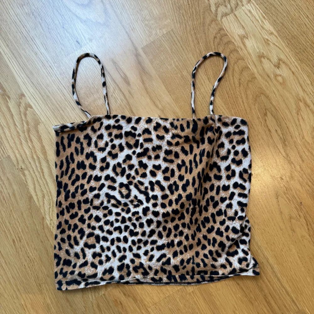 Leopardmönstrat linne från Gina Tricot. Kortare i modellen och väldigt bra skick🖤🧡. Toppar.