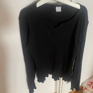 Svart ribbad tröja💕 - En svart ribbad tröja ifrån Lindex även i bra skick💞storlek 158/164 men passar folk som har XS och även S, säljer den för 30kr men priset kan förhandlas
