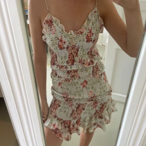 Zara klänning med volang - Bra skick