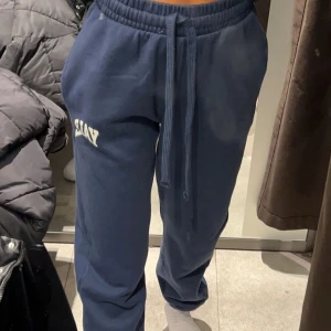 Mjukisbyxor - Fina mjukisbyxor mer texten Yale på från Zara. 