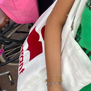Isabel Marant totebag 🤍🍒 - Säljer nu min Isabel Marant tote bag! Väskan är i fint skick med några fläckar som går bort i tvätten! Självklart äkta och kvitto finns! ❤️🍒 Skriv för fler frågor🫶🏼