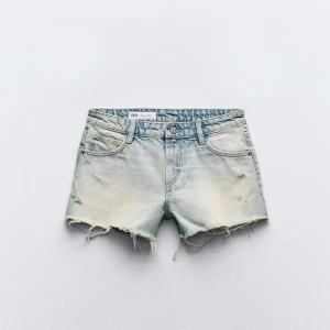 Zara shorts - Lågmidjade zara shorts, storlek 40 (men de är liten i storlek) så storlek 38 egentligen. I nytt skick.   Intressekoll!!!!