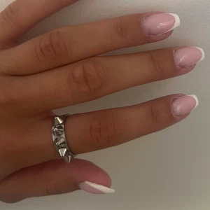 Edblad ring  - Superfin edblad ring med nitar. 17,5 mm, tror det motsvarar stolrek M? 🫶🏼box medföljer inte 